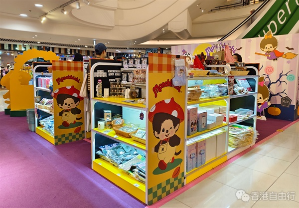 香港萬圣狂歡 Monchhichi萌趣萬圣節 × 療愈秋期間限定店，打造奇幻家居體驗